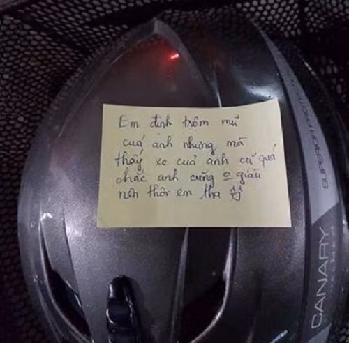 "Em định trộm mũ của anh nhưng mà thấy xe của anh cũ quá, chắc anh cũng không giàu nên em tha". 10-anh-hai-hot-nhat-facebook-trong-ngay-2
