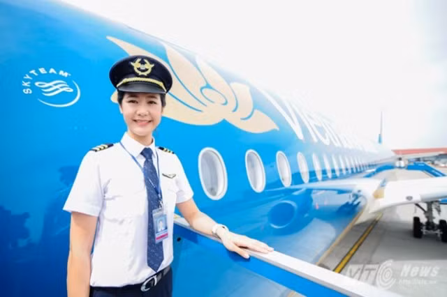 Nhan sắc nữ cơ trưởng đầu tiên của Vietnam Airlines