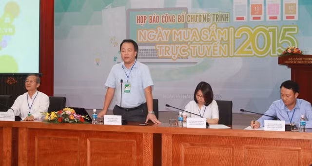 Ông Trần Hữu Linh công bố chương trình Ngày mua sắm trực tuyến trong buổi họp báo.