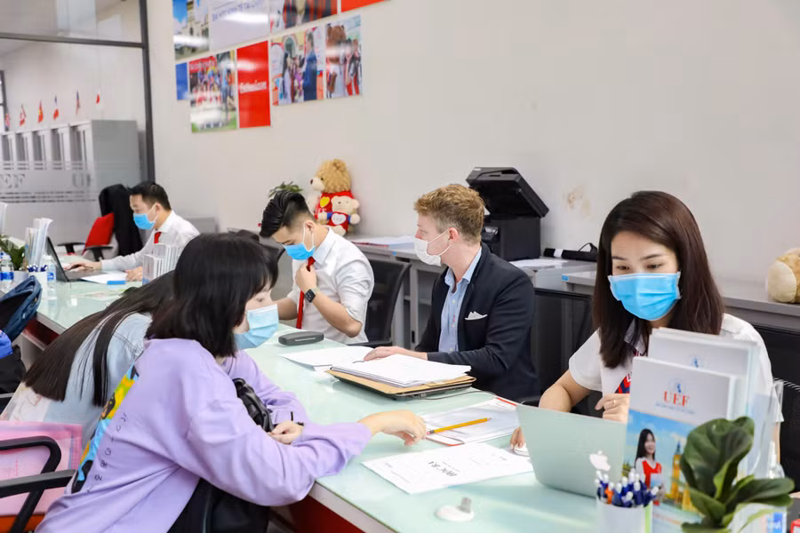 Chuyên viên tư vấn tuyển sinh Trường ĐH Kinh tế- Tài chính TP.HCM tư vấn cho học sinh xét tuyển học bạ vào trường Chuyên viên tư vấn tuyển sinh Trường ĐH Kinh tế- Tài chính TP.HCM tư vấn cho học sinh xét tuyển học bạ vào trường