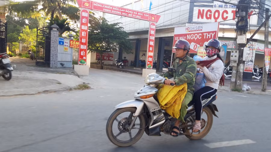 Một số cặp vợ chồng ở xa phải mang theo con nhỏ đi hái cà phê cùng. Ảnh: Trúc Hân.