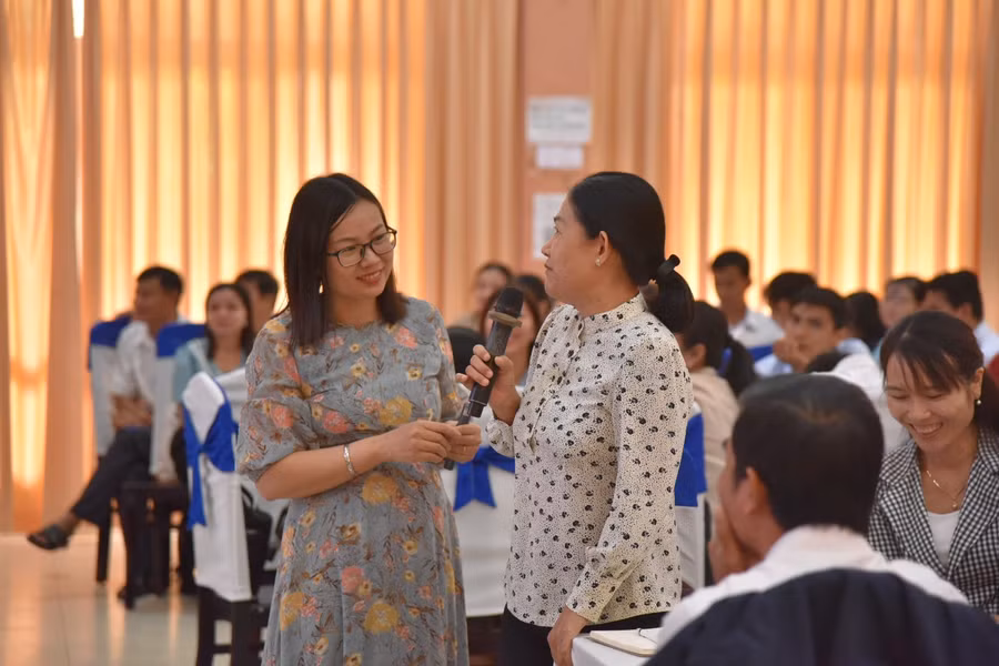 Giáo viên cùng trao đổi và thảo luận.
