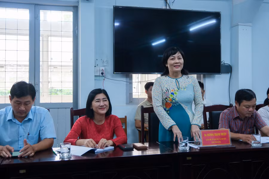 Đại diện lãnh đạo Ngành GD tỉnh và huyện Vũng Liêm chia sẻ tại buổi làm việc.