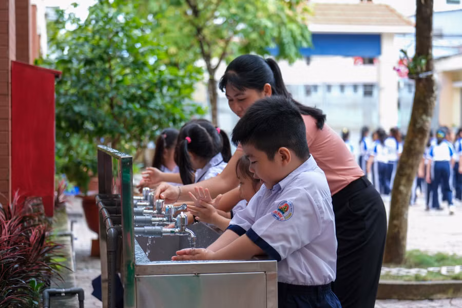 Thầy và trò trường tiểu học Cái Khế 1, quận Ninh Kiều tăng cường công tác phòng dịch bệnh. Thầy và trò trường tiểu học Cái Khế 1, quận Ninh Kiều tăng cường công tác phòng dịch bệnh.