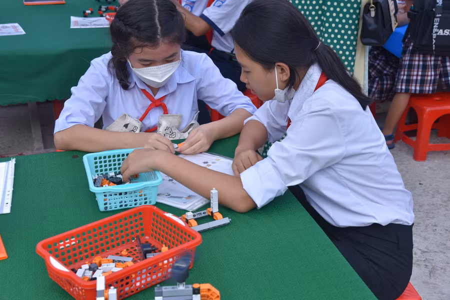Thầy trò cùng trải nghiệm tại ngày hội khoa học.