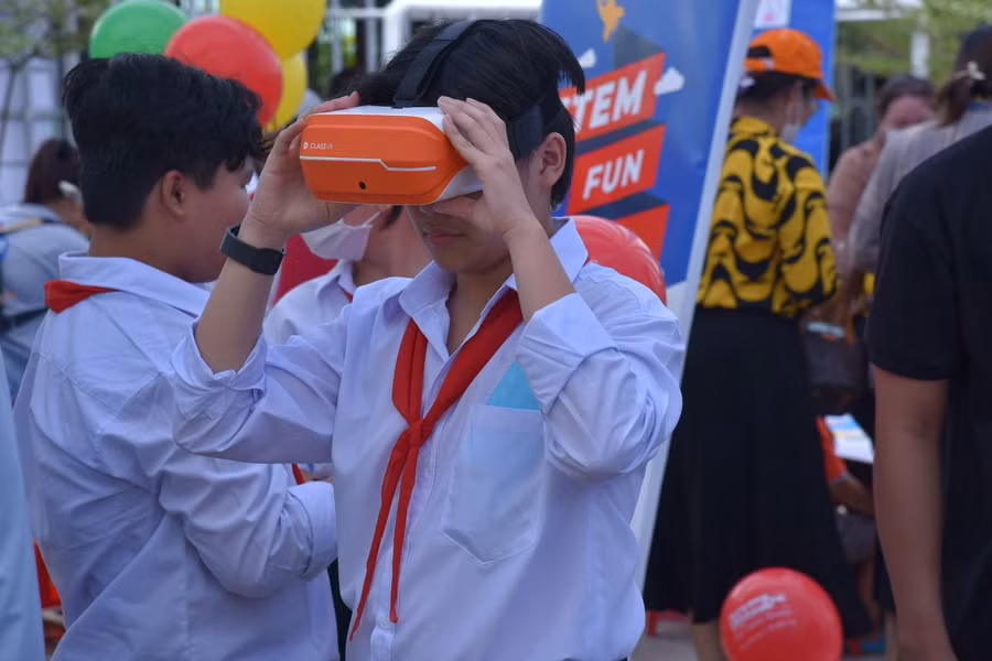 Thầy trò cùng trải nghiệm tại ngày hội khoa học.