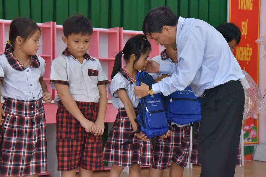 Ông Phan Văn Thắng, Phó Bí thư Thường trực Tỉnh ủy trao tặng học bổng và thiết bị học tập cho các em