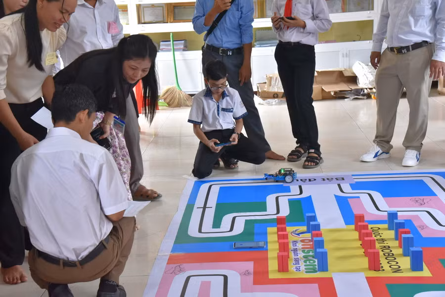 Thầy trò cùng trải nghiệm tại ngày hội khoa học.