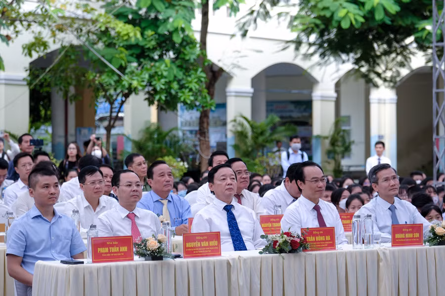 Phó Thủ tướng Chính phủ Trần Hồng Hà dự lễ khai giảng tại trường THCS Đoàn Thị Điểm, quận Ninh Kiều (TP. Cần Thơ) Phó Thủ tướng Chính phủ Trần Hồng Hà dự lễ khai giảng tại trường THCS Đoàn Thị Điểm, quận Ninh Kiều (TP. Cần Thơ)
