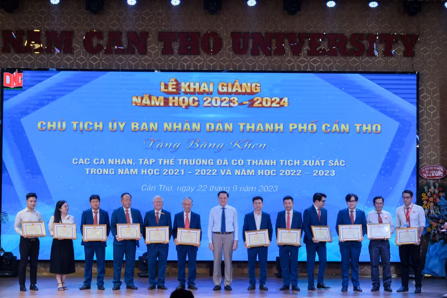 Lãnh đạo UBND TP. Cần Thơ trao bằng khen của Chủ tịch UBND TP. Cần Thơ cho các cá nhân, tập thể trường.