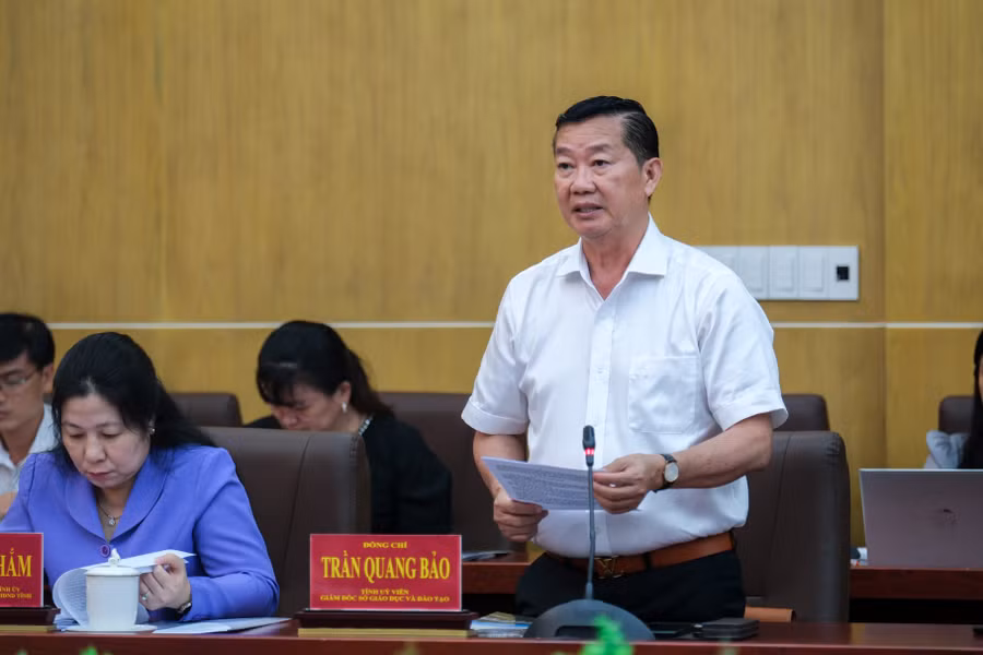 Ông Trần Quang Bảo, Giám đốc Sở GD&amp;ĐT tỉnh Kiên Giang báo cáo kết quả thực hiện 10 năm Nghị quyết 29.