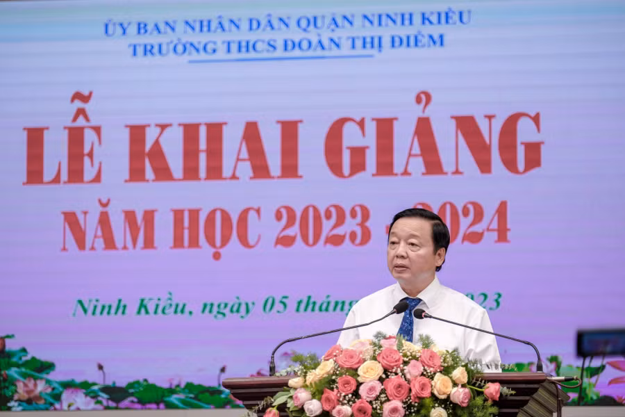 Phó Thủ tướng Chính phủ Trần Hồng Hà nhắn nhủ đến học sinh trường THCS Đoàn Thị Điểm, quận Ninh Kiều (TP. Cần Thơ). Phó Thủ tướng Chính phủ Trần Hồng Hà nhắn nhủ đến học sinh trường THCS Đoàn Thị Điểm, quận Ninh Kiều (TP. Cần Thơ).