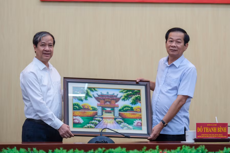  Bộ trưởng Bộ GD&ĐT Nguyễn Kim Sơn tặng bức tranh lưu niệm cho tỉnh Kiên Giang nhân chuyến công tác.