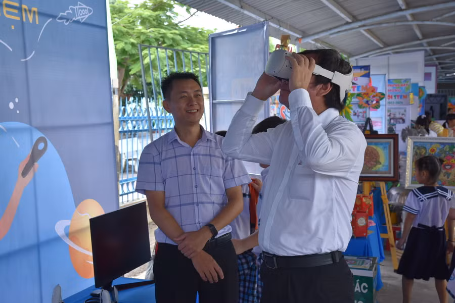 Thầy trò cùng trải nghiệm tại ngày hội khoa học.