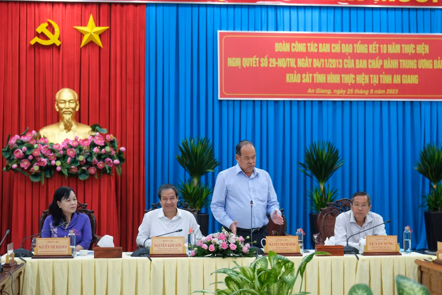 Ông Nguyễn Thanh Bình, Chủ tịch UBND tỉnh An Giang kiến nghị việc tinh giản biên chế giáo viên. Ông Nguyễn Thanh Bình, Chủ tịch UBND tỉnh An Giang kiến nghị việc tinh giản biên chế giáo viên.