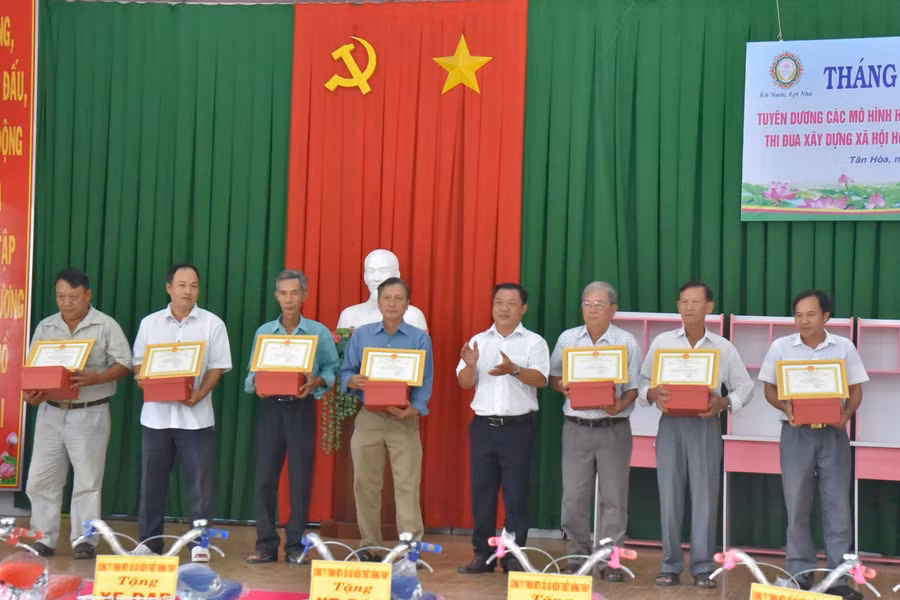 Tuyên dương tại buổi lễ.