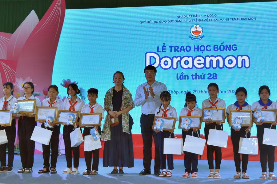 Ông Lê Quốc Phong, Bí thư Tỉnh ủy Đồng Tháp trao học bổng cho học sinh.