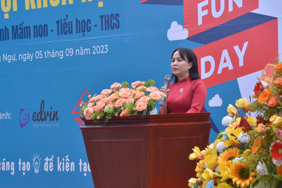 Bà Nguyễn Thị Kim Yến, Trưởng phòng GD&amp;ĐT TP Hồng Ngự phát biểu khai mạc ngày hội.