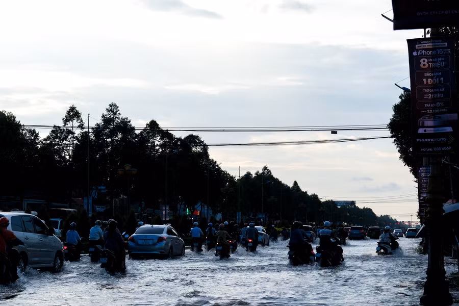Tuyến đường Võ Văn Kiệt bị ngập do triều cường. Tuyến đường Võ Văn Kiệt bị ngập do triều cường.