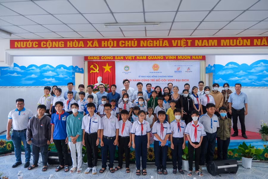 Đại biểu chụp ảnh lưu niệm cùng học sinh.