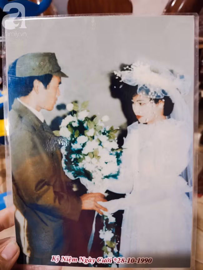 Chuyện chưa từng yêu nhưng vẫn đám cưới của cô hoa khôi Lạng Sơn 29 năm trước: Là người đầu tiên trong làng mặc váy cưới và dàn "siêu xe" rước dâu khiến tất cả "lác mắt" - Ảnh 3.