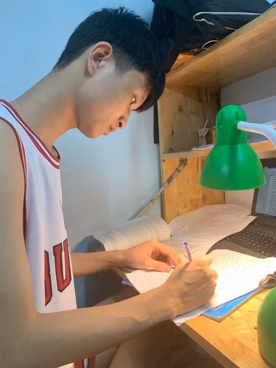 Tuy phải thức đêm học tập, song Quang Huy luôn có thầy cô và gia đình động viên, hỗ trợ. Tuy phải thức đêm học tập, song Quang Huy luôn có thầy cô và gia đình động viên, hỗ trợ.