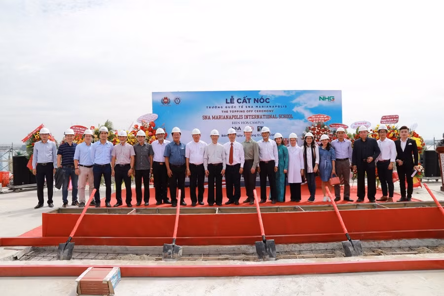 Ban lãnh đạo NHG và các đại biểu, các giáo xứ, sở, ban, ngành địa phương thực hiện nghi thức cất nóc Trường Quốc tế SNA Marianapolis - Biên Hòa Campus.