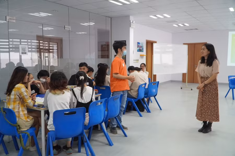 Các bạn trẻ tham gia thảo luận cùng diễn giả Nguyễn Thu Hà trong buổi tập huấn.