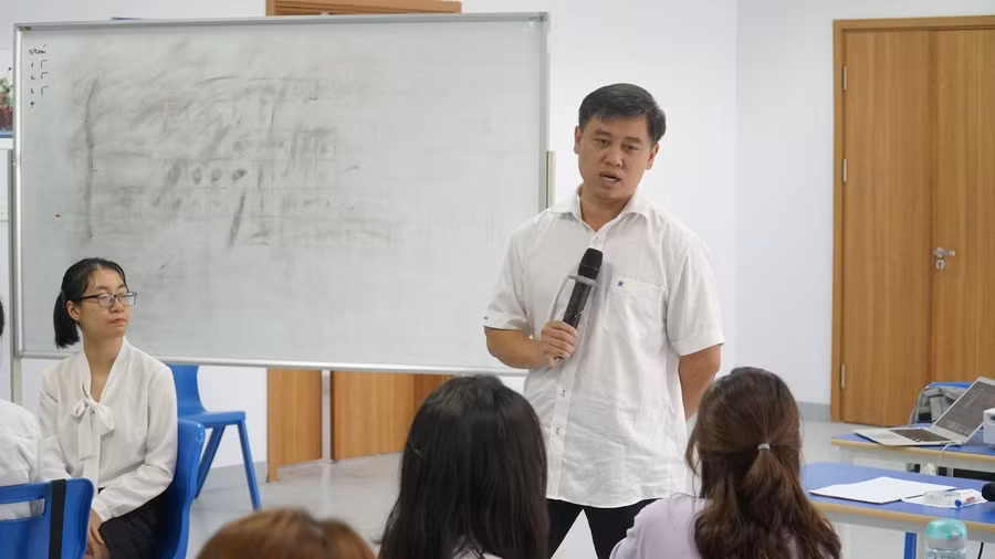 Diễn giả Vũ Thế Cường chia sẻ tại buổi tập huấn.