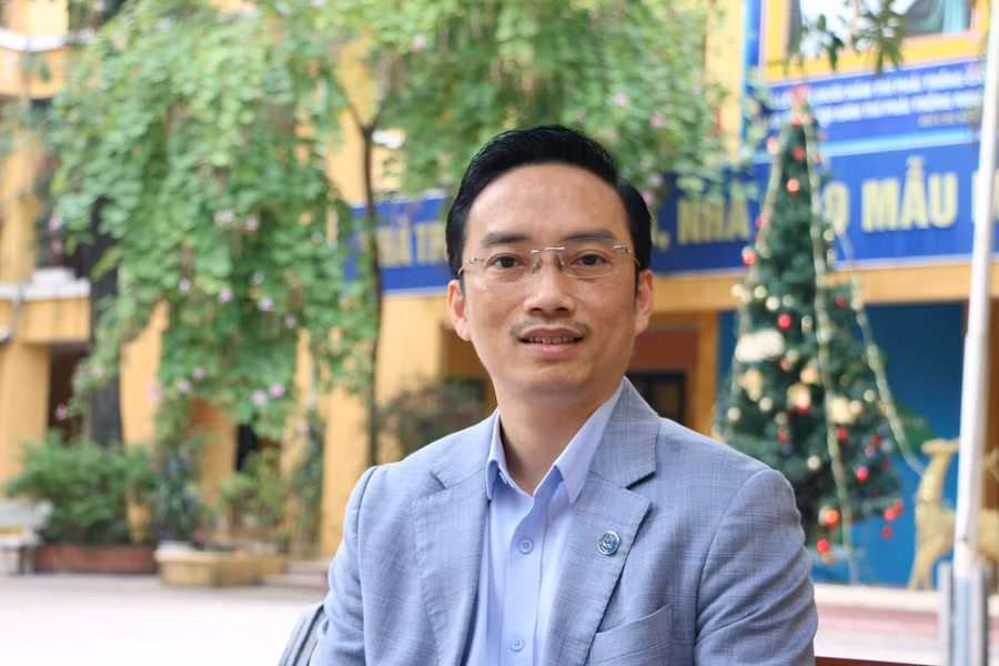 "Cán bộ quản lý cũng cần có sự động viên kịp thời và có ý nghĩa tôn vinh các thầy cô giáo khi họ có sự đổi mới, sáng tạo. Đồng thời, tạo ra một môi trường làm việc thân thiện, hiệu quả, tích cực sẽ giúp giáo viên yên tâm cống hiến và coi ngôi trường như là ngôi nhà thứ hai của mình. Năm 2021, nhà trường tổ chức tôn vinh các thầy cô trước học sinh, phụ huynh qua ứng dụng trực tuyến. Điều này giúp cho việc lan tỏa giá trị của thầy cô trong mắt phụ huynh, giáo viên rất tốt", thầy Nguyễn Cao Cường, Hiệu trưởng Trường THCS Thái Thịnh chia sẻ.