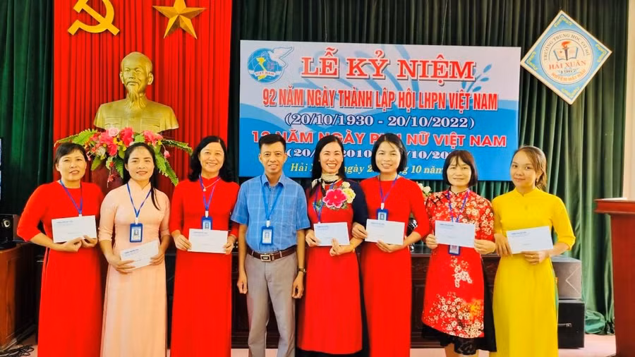 Lãnh đạo ban giám hiệu biểu dương các nữ giáo viên “Giỏi việc nước, đảm việc nhà”.