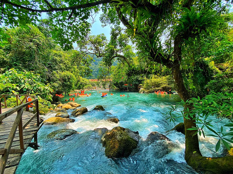Du khách trải nghiệm tại suối Moọc.