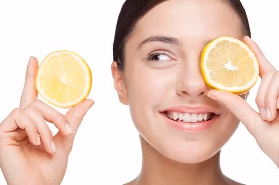 Chanh là một loại trái cây rất giàu vitamin C, canxi và khoáng chất tốt cho da, giúp da chống lại các tia UV có hại. 