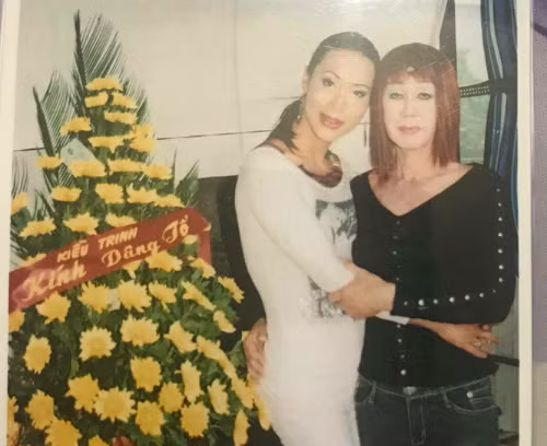 Trang Kim Sa (áo đen, bên phải) bên người bạn lúc còn theo các đoàn lô tô đi hát. Trang Kim Sa (áo đen, bên phải) bên người bạn lúc còn theo các đoàn lô tô đi hát. Ảnh: NVCC.