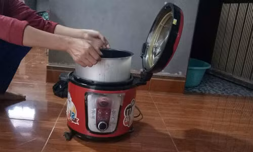 Không đọc kỹ hướng dẫn sử dụng trước khi dùng nồi áp suất, bạn có thể dễ gặp nhiều sự cố. Ảnh: MT.