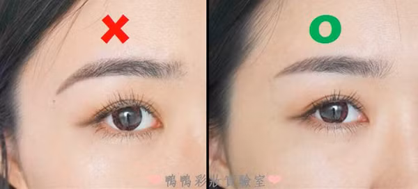 Dáng lông mày đúng chuẩn là đầu lông mày thấp, có độ hất nhẹ nhàng và đuôi lông mày luôn phải cao hơn đầu lông mày một chút để tạo sự thanh thoát. Nếu bạn kẻ đuôi quá dài và xuôi xuống thấp, gương mặt sẽ trông nặng nề, kém tươi vui.