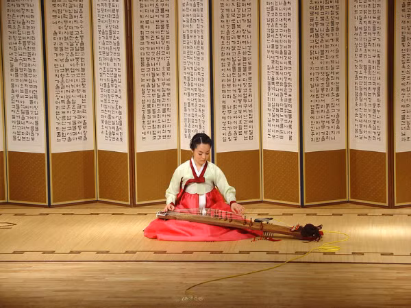 Trải nghiệm học đàn. Ảnh: theculturetrip