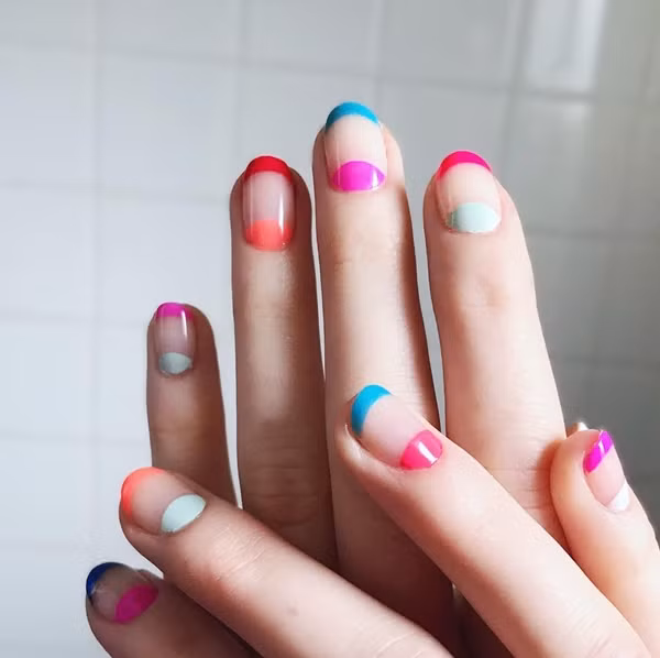 Mẫu móng vầng trăng khuyết hai đầu sử dụng nhiều tone màu nóng. Mẫu móng vầng trăng khuyết hai đầu sử dụng nhiều tone màu nóng.
