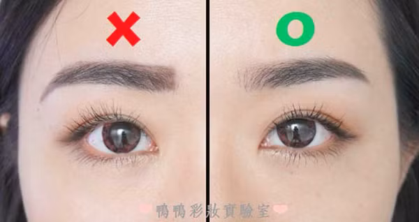 Khuôn lông mày đậm đều từ đầu đến đuôi sẽ khiến hàng mày chẳng khác gì sâu róm, trông rất thiếu tự nhiên, khiến gương mặt bớt gọn gàng thon thả. Để có hàng lông mày đẹp như các sao, bạn hãy kẻ đậm ở phần đuôi sau đó nhạt dần về phía khóe mắt. Phần đầu lông mày không nên tô đen đều mà chỉ nên tán nhẹ, gẩy thành sợi để trông rậm dày như thật.