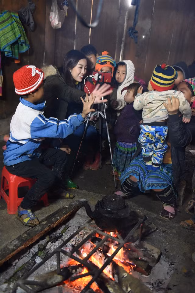 Trước đó, một số người đẹp, Hoa hậu cũng gây bất ngờ khi trở thành phóng viên dẫn hiện trường của chương trình Toàn cảnh 24H. Hoa hậu Mỹ Linh từng xuất hiện trong bản tin nói về cuộc sống của đồng bào miền núi Cu Vai (Yên Bái).