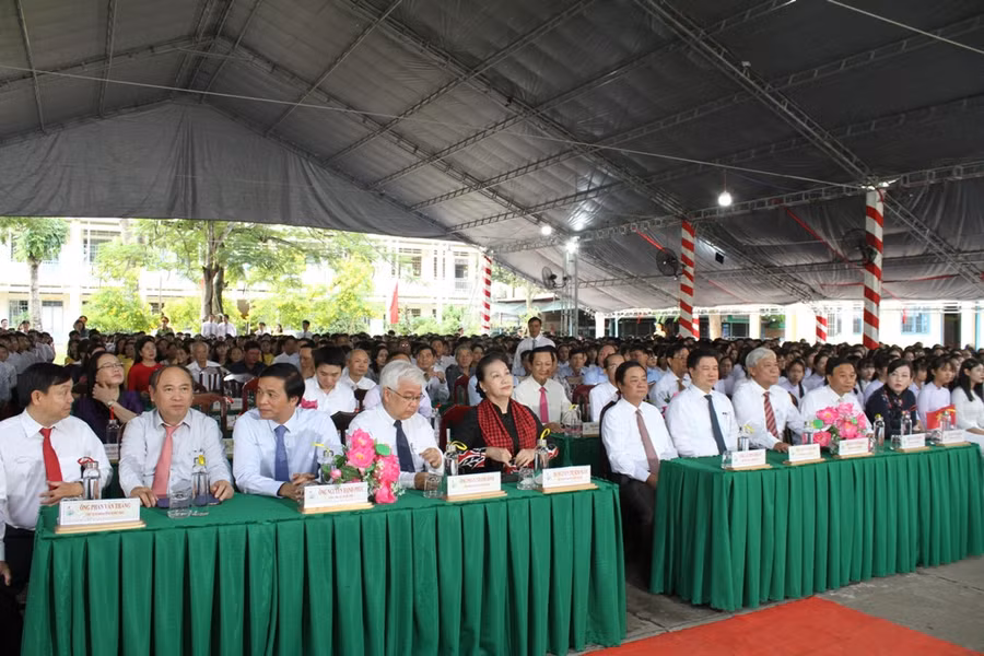 Không khí khai giảng tại Trường THPT Tháp Mười.