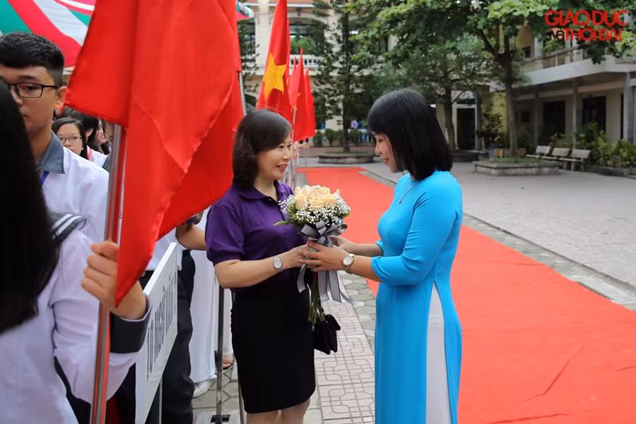 Phụ huynh học sinh trao hoa và gửi gắm niền tin với giáo viên chủ nhiệm. Phụ huynh học sinh trao hoa và gửi gắm niền tin với giáo viên chủ nhiệm.