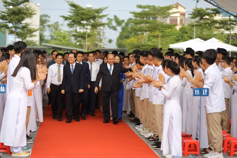 Thủ tướng Chính phủ Nguyễn Xuân Phúc dự khai giảng năm học 2019-2020 tại Trường THPT Sơn Tây (Hà Nội). Ảnh: Xuân Phú