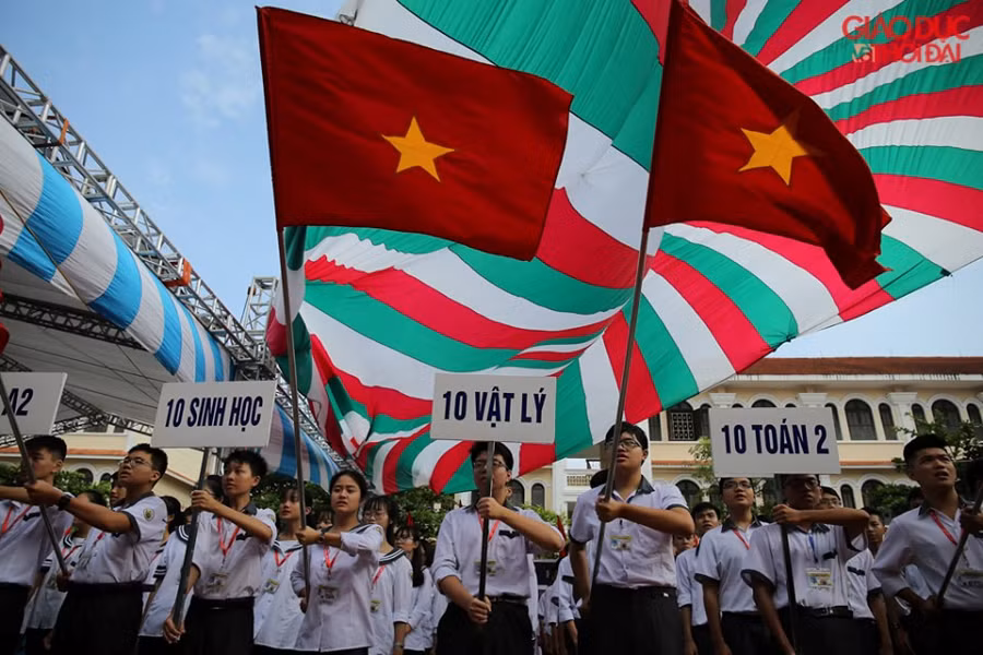 Chào cờ trong lễ khai giảng. Chào cờ trong lễ khai giảng.