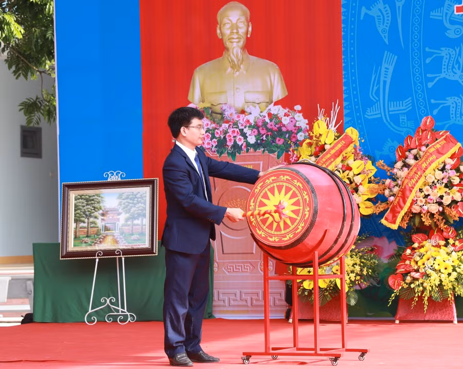 Thầy Bùi Gia Nội - Hiệu trưởng trường Phổ thông CLC Hùng Vương đánh trống khai giảng năm học mới.