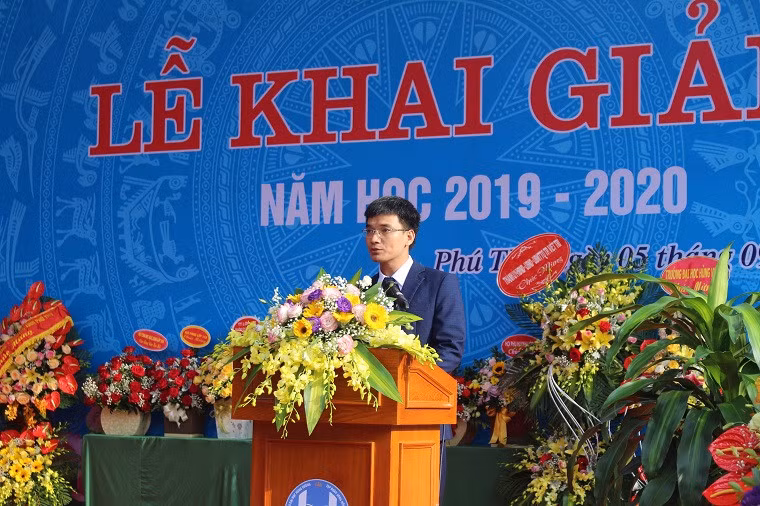 Thầy Bùi Gia Nội - Hiệu trưởng trường Phổ thông CLC Hùng Vương đọc diễn văn khai giảng năm học mới.