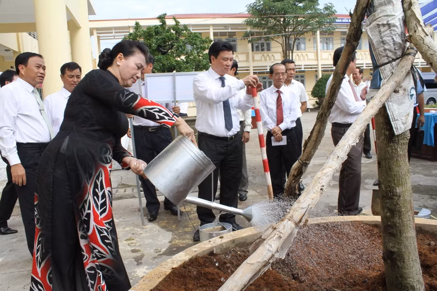 Chủ tịch Quốc hội cùng các đại biểu trồng cây lưu niệm tại trường