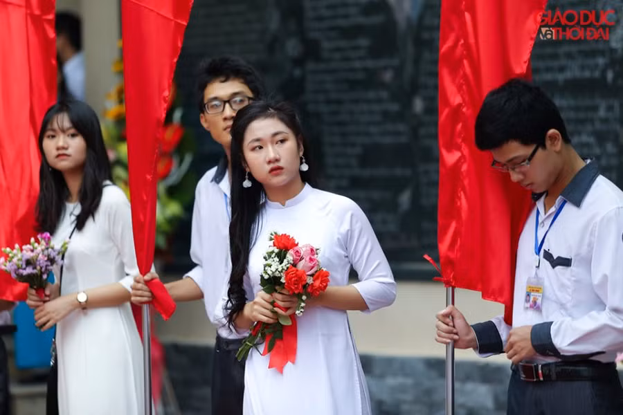 Ngóng chờ buổi lễ. Ngóng chờ buổi lễ.