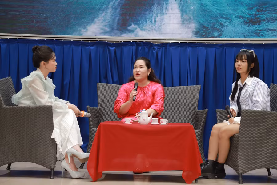 Tâm lý Tô Nhi A - Giảng viên Trường ĐH Kinh tế - Tài chính TPHCM (UEF) chia sẻ và trao đổi với sinh viên về hiện tượng overthinking.