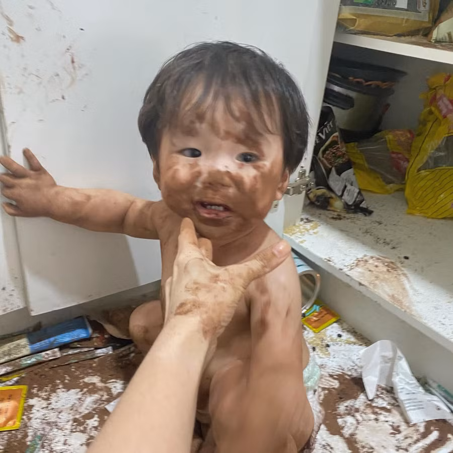 Mẹ ơi, 2 anh em con còn không hiểu chuyện gì đang xảy ra nữa!